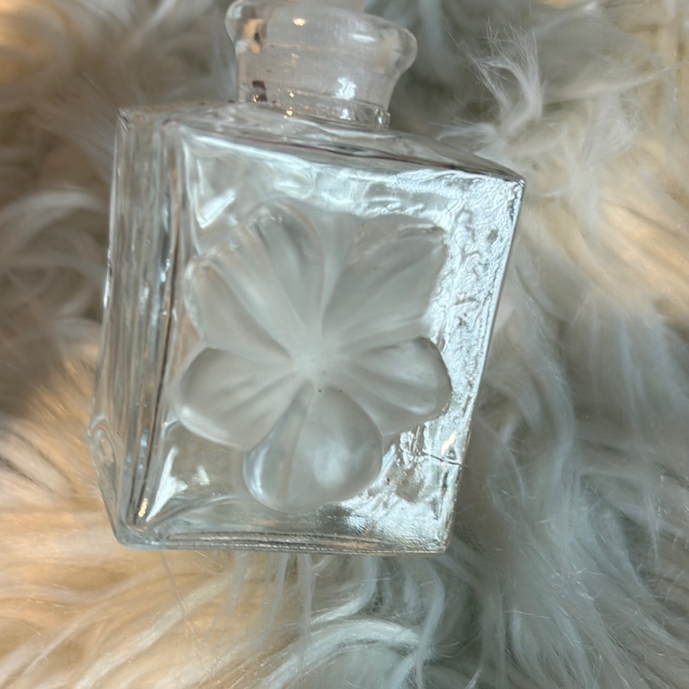 Clear Glass Perfume Bottle with Floral Design - Picture 4 of 9